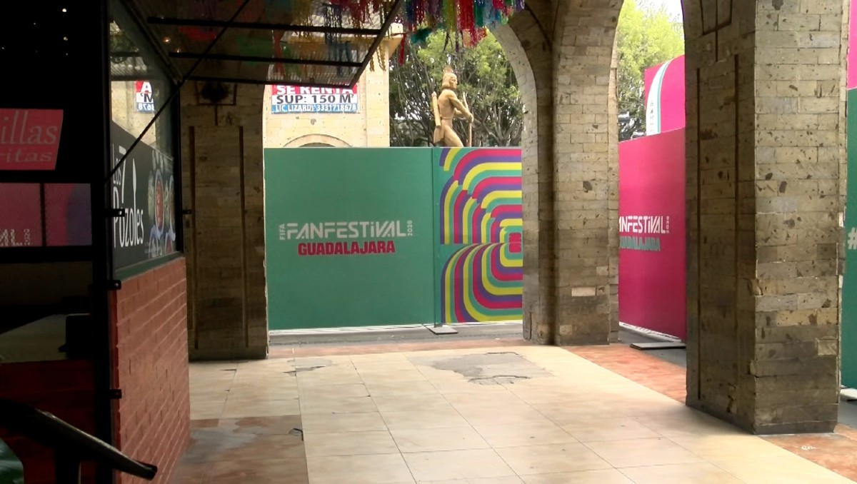 Comercios han soportado meses de cierres y ahora las vallas del Fan Fest en Guadalajara (Alan Castellanos)