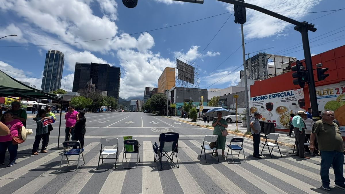 Los docentes instalaron toldos y bloquearon accesos frente a las oficinas del ISSSTELEON | Pedro Delgado