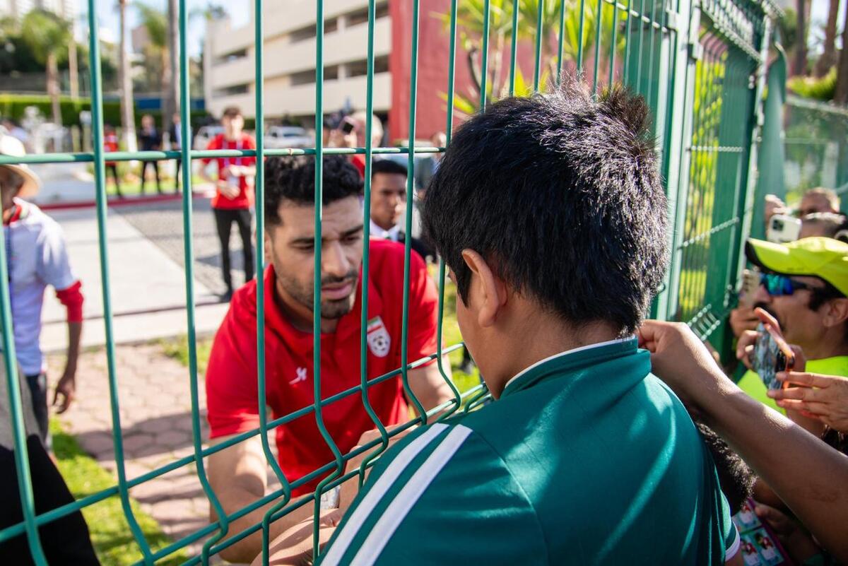 Algunos entusiastas del futbol consiguieron los autógrafos de los jugadores de la selección iraní. | Foto: Said Betanzos