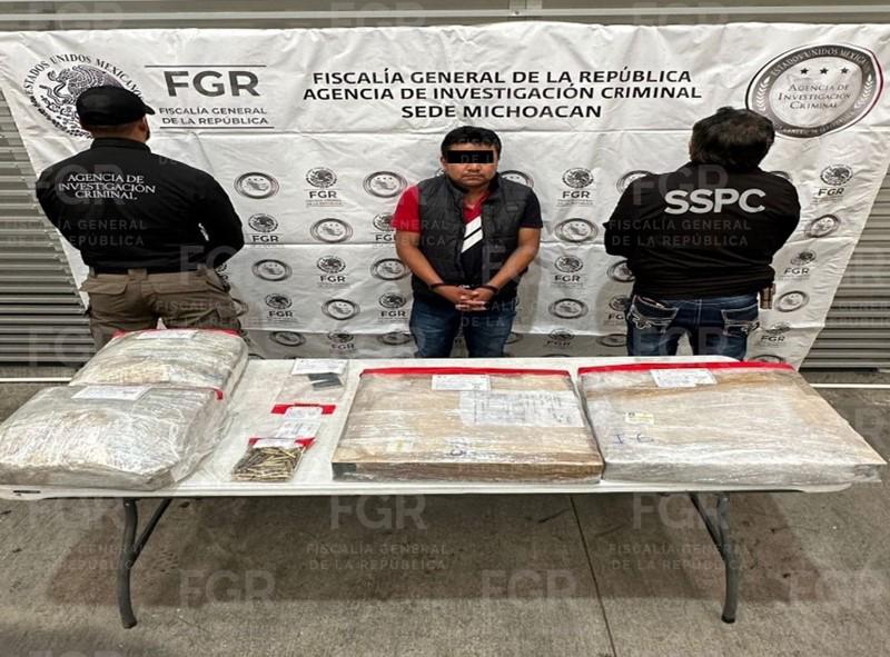 El hombre fue detenido en posesión de más de ocho mil cartuchos en Michoacán.| Foto: Especial