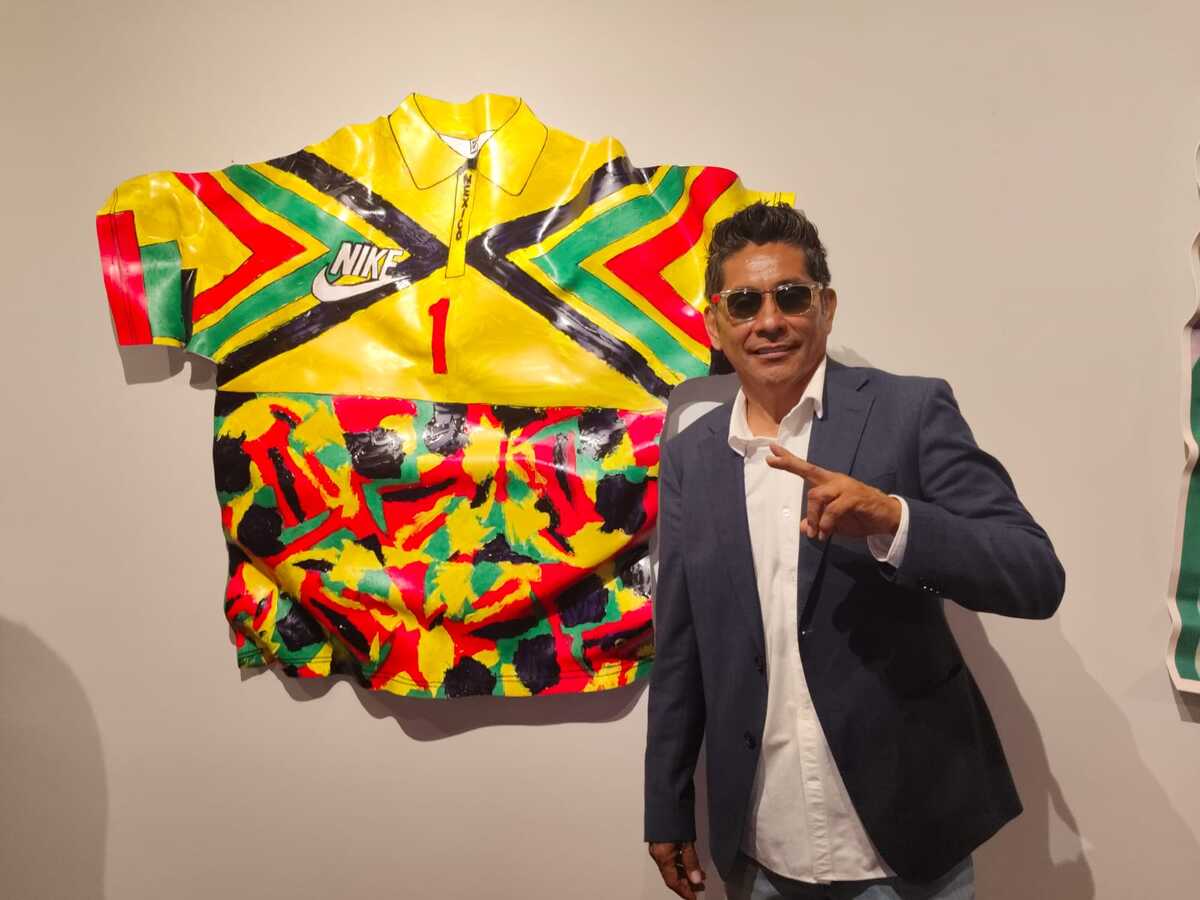 Jorge Campos destacó la importancia de los artículos que integran la exposición "Legado inmortal" con la que se le rinde tributo / Adriana Jiménez