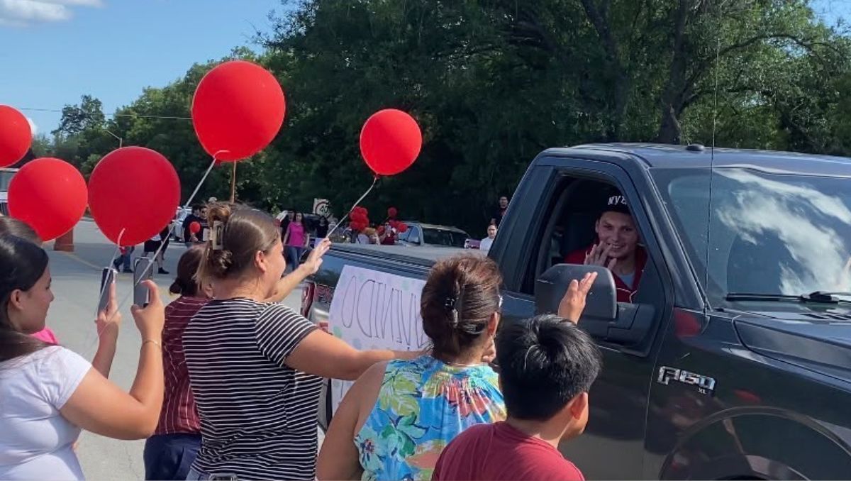 El joven fue recibido con música, globos, carteles y muestras de apoyo. | Edgar Plata