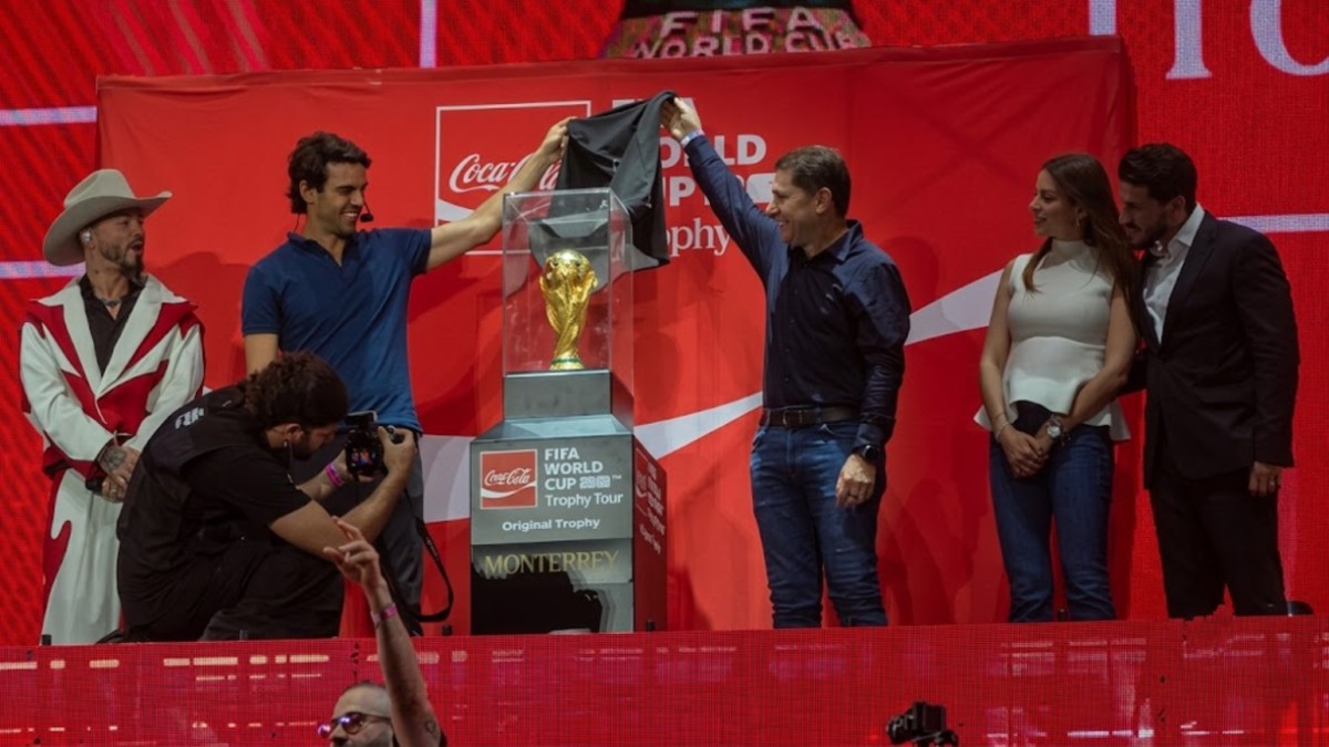 La 'Leyenda FIFA', el brasileño Ricardo Kaká, conmovió al público regiomontano al levantar y besar el icónico trofeo en el escenario. | Ángel Martínez