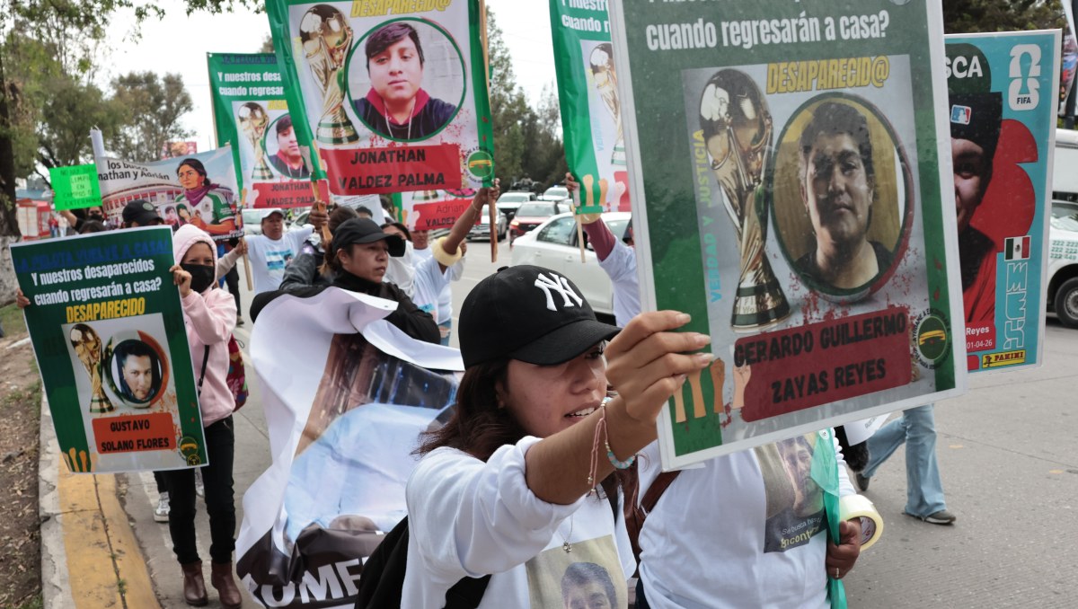 Madres buscadoras se manifiestan en el estadio Cuauhtémoc | Agencia EsImagen