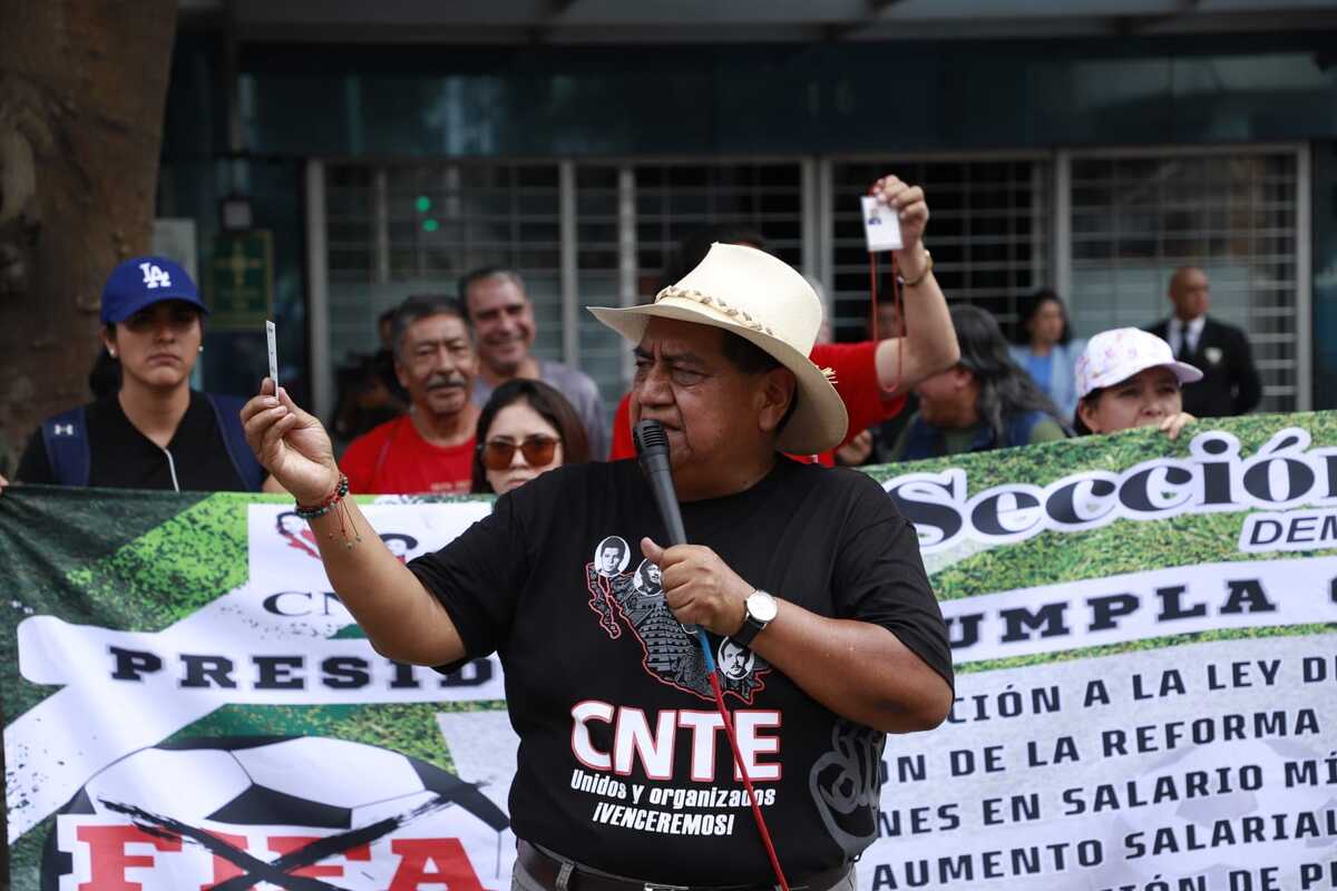 Maestros de la CNTE se dirigieron al Estadio Azteca dos días antes del Mundial.