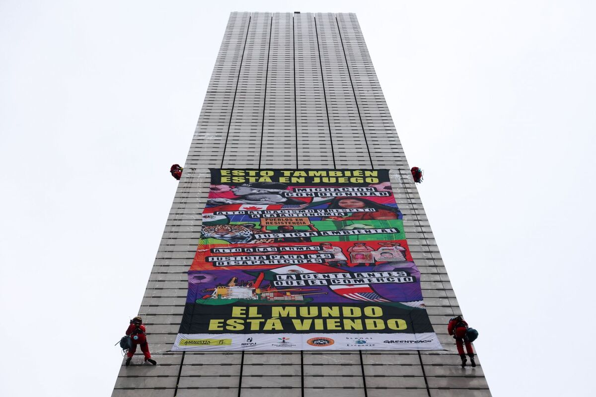 Manta desplegada en la Estela de Luz con la leyenda "Esto también Está en Juego, El Mundo Está Viendo". | Cuartoscuro / Galo Cañas