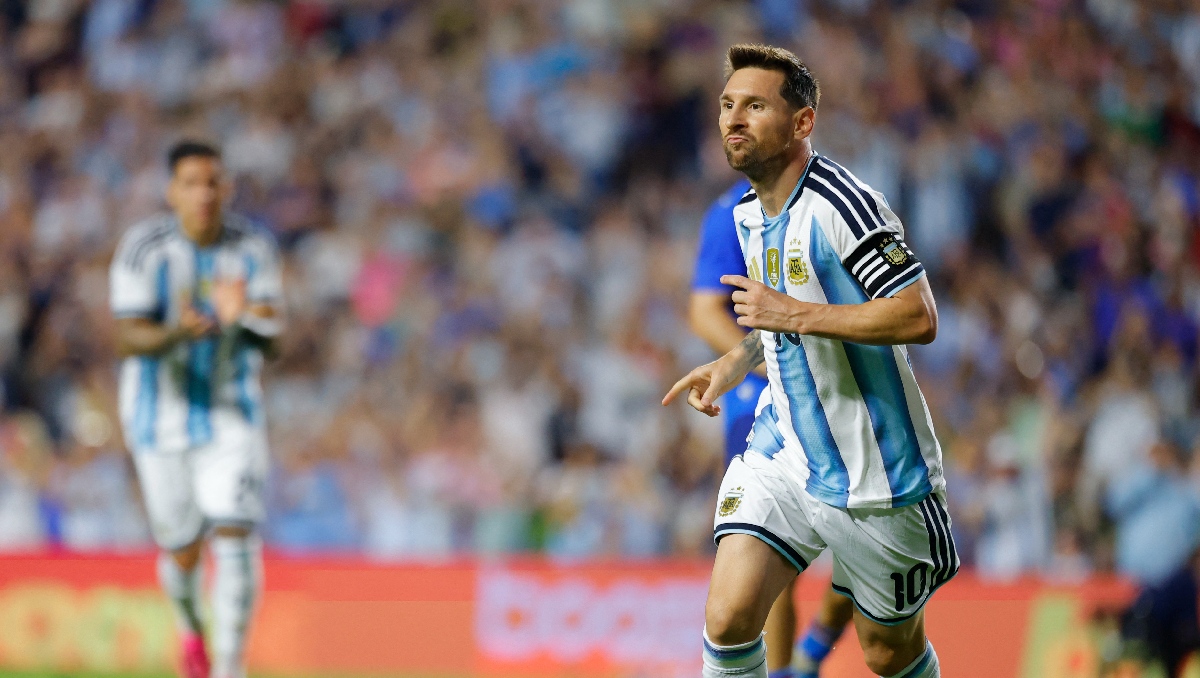 Messi regresa y anota gol en la victoria de Argentina sobre Islandia, último ensayo antes del Mundial (AFP)