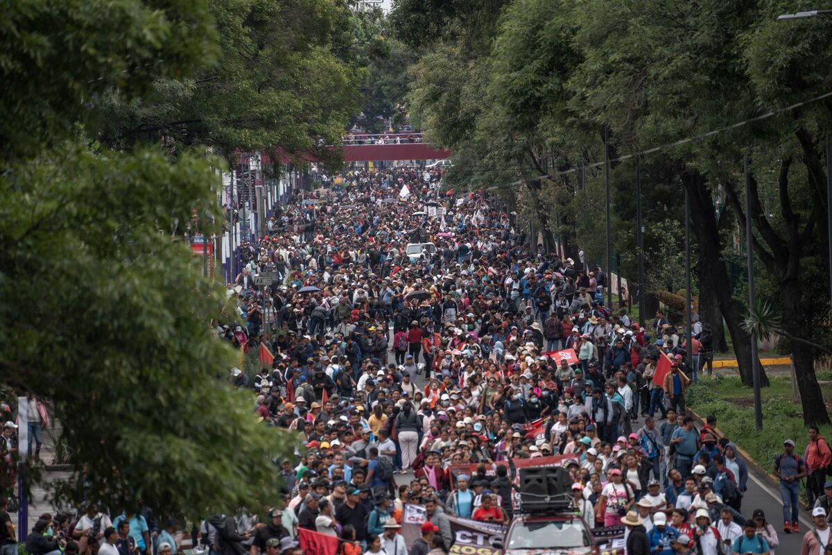 Miles de integrantes de la CNTE marcharon este martes por Calzada de Tlalpan. | Foto: Cuartoscuro