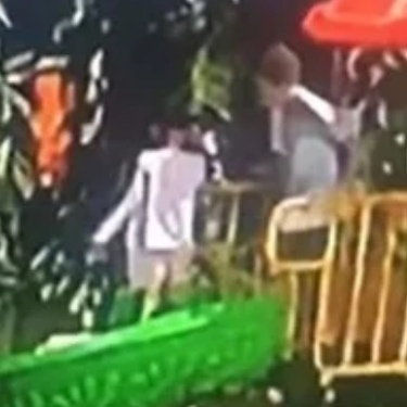 Niña sufre fuerte caída tras ser empujada de un tobogán | VIDEO