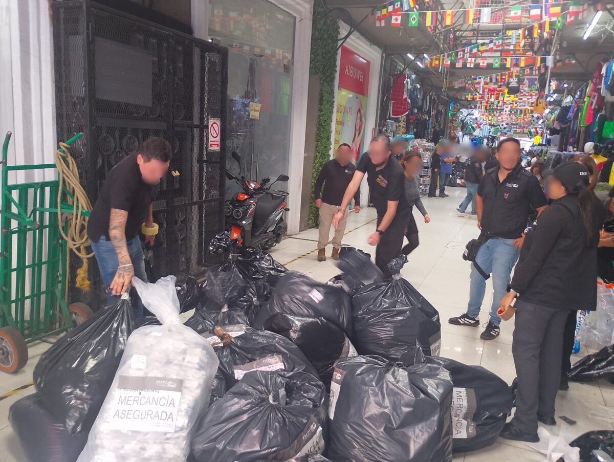 Durante el operativo se logró asegurar un total de 65 mil 934 piezas de mercancía ilegal. | Especial