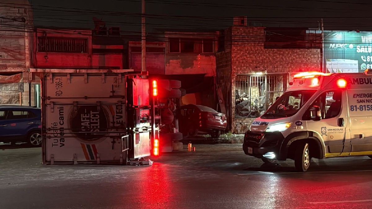 Paramédicos valoraron a tres tripulantes en el lugar, quienes resultaron con golpes menores y no requirieron traslado a un hospital. | Fernanda Pérez