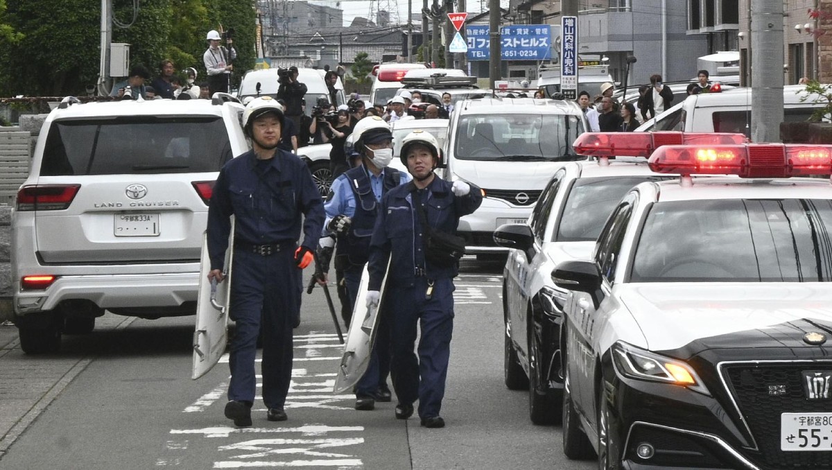Policía se ve en una zona residencial donde se avistó un oso en Utsunomiya, en el norte de Tokio. | AP