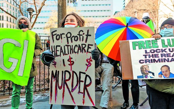 Protestas contra Luigi Mangione, acusado del asesinato del CEO de United Healthcare, Brian Thompson. SPENCER PLATT/AFP