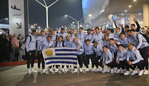 Selección de Uruguay tomó su vuelo hacia México para iniciar su concentración en el Mundial 2026.