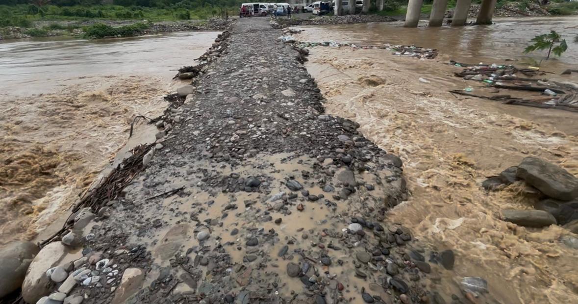 El Vado del Río Garcés fue cerrado luego de que las lluvias de los últimos días dañaran su estructura. (Cortesía)