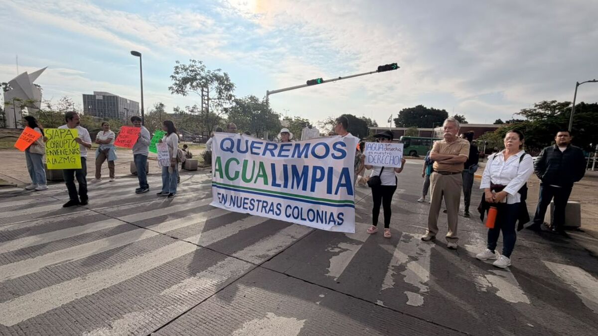 Vecinos protestan en la Glorieta de la Normal por agua sucia del SIAPA (Roberto Hurtado)