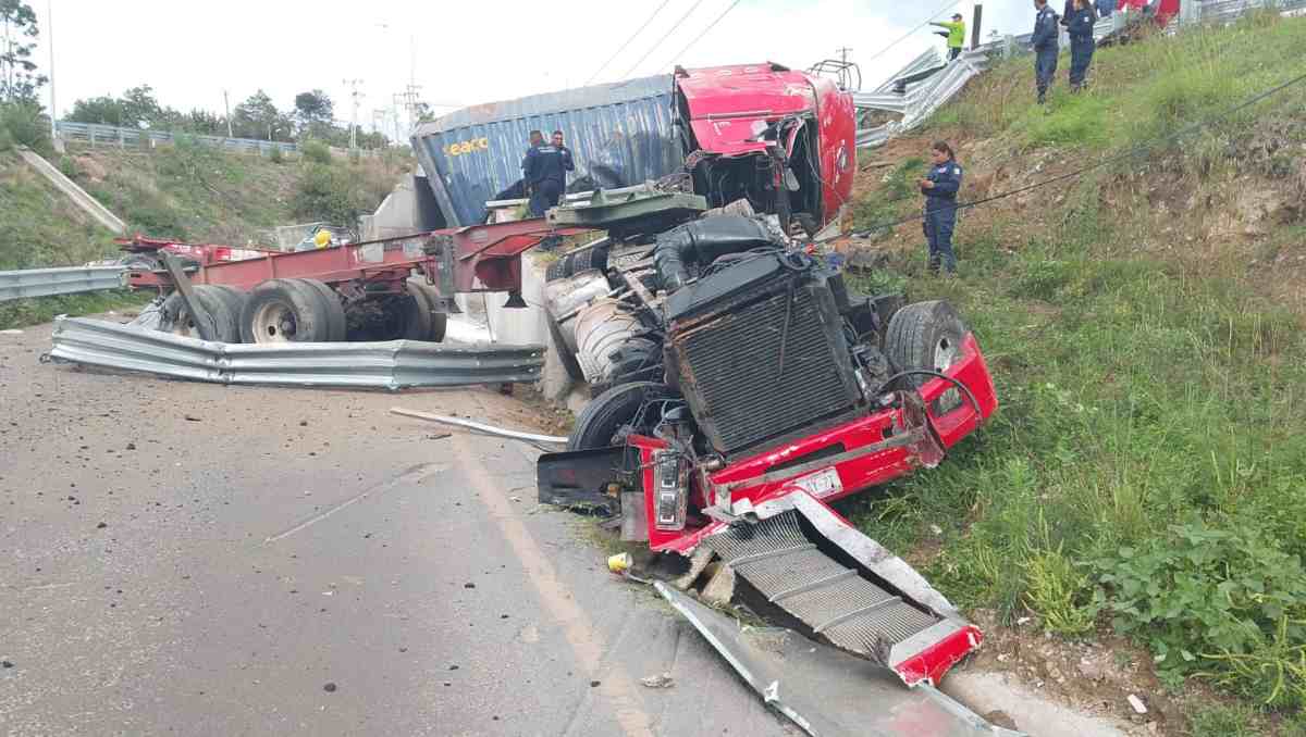 La volcadura ocurrió en la conocida “Curva del Diablo”, en los límites de los municipios de Texcoco y Tepetlaoxtoc. Foto: Especial
