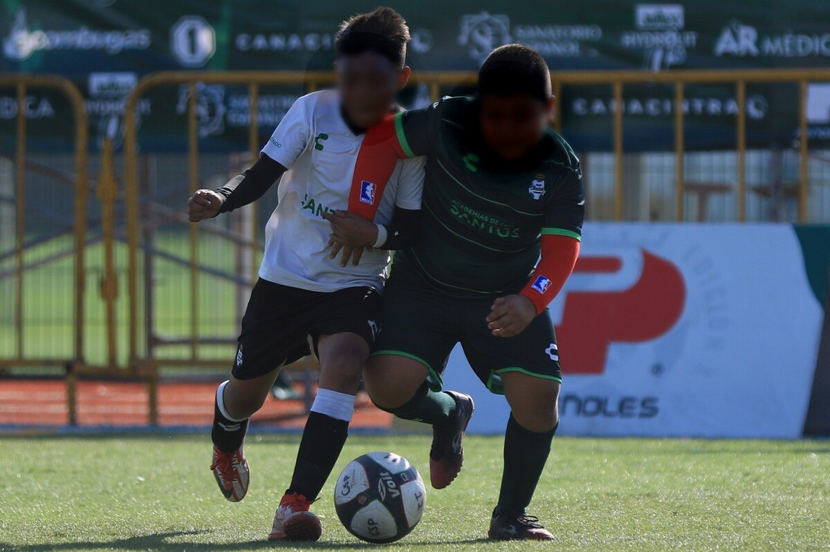 A través de sus academias de futbol y la Copa Santos Peñoles, la empresa promueve la activación física y la integración familiar.