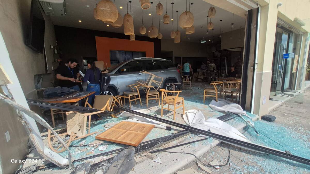 Accidente en Plaza Tejería: camioneta entra a cafetería y deja siete heridos