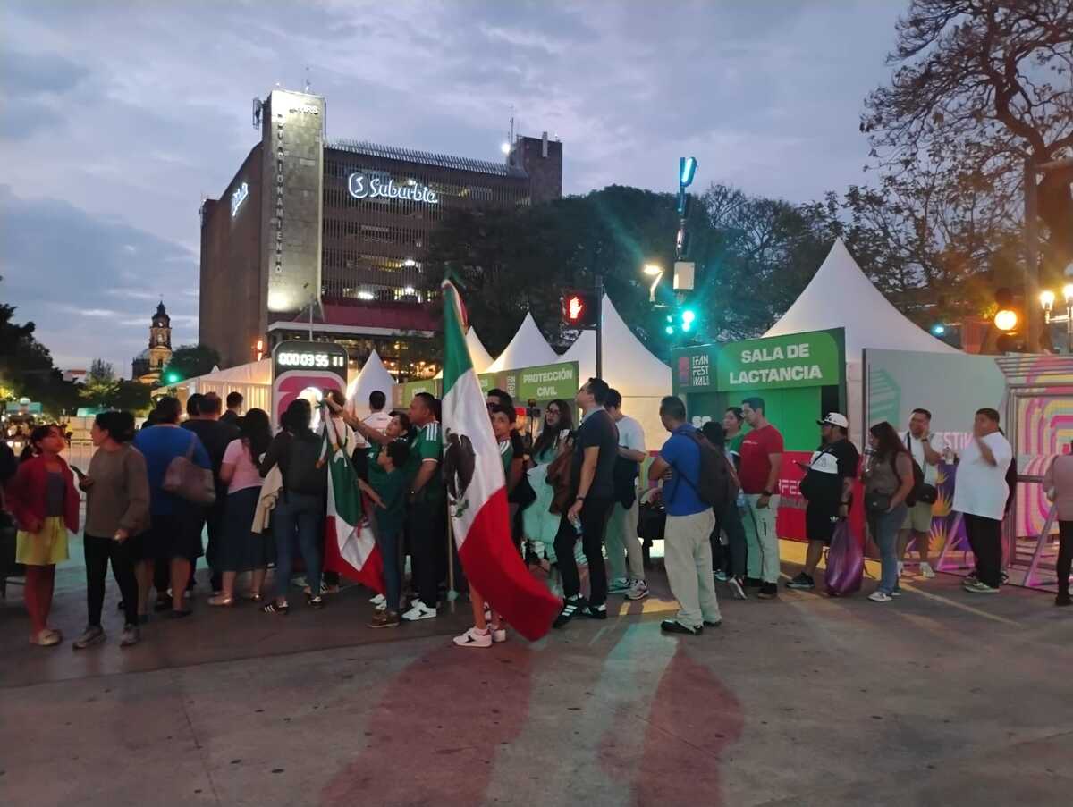 Aficionados hacen fila para entrar al Fan Fest en Guadalajara. (Gloria Reza)