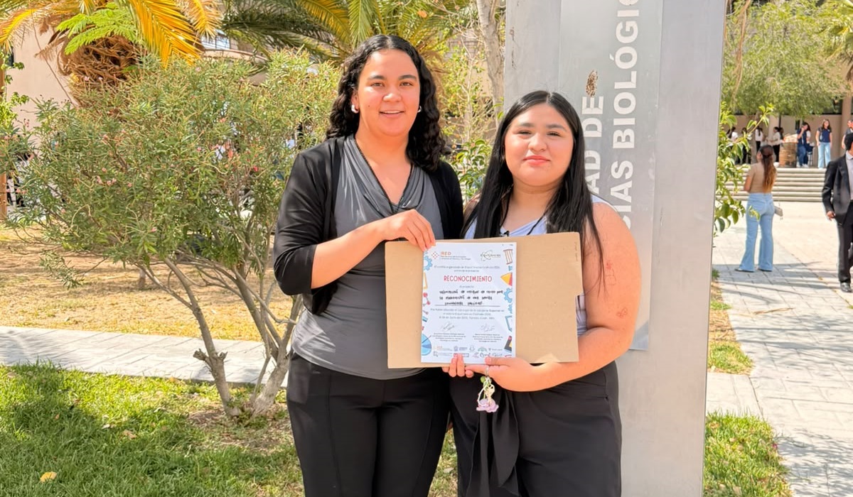 Andrea Espino Esquivel y Gabriela Marmolejo González, octavo semestre de la carrera de Ingeniería Bioquímica. (cortesía)