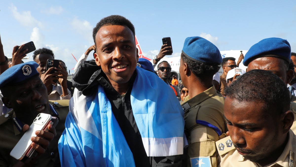 Árbitro somalí que fue rechazado por EU es recibido como héroe en regreso a su país (Reuters)