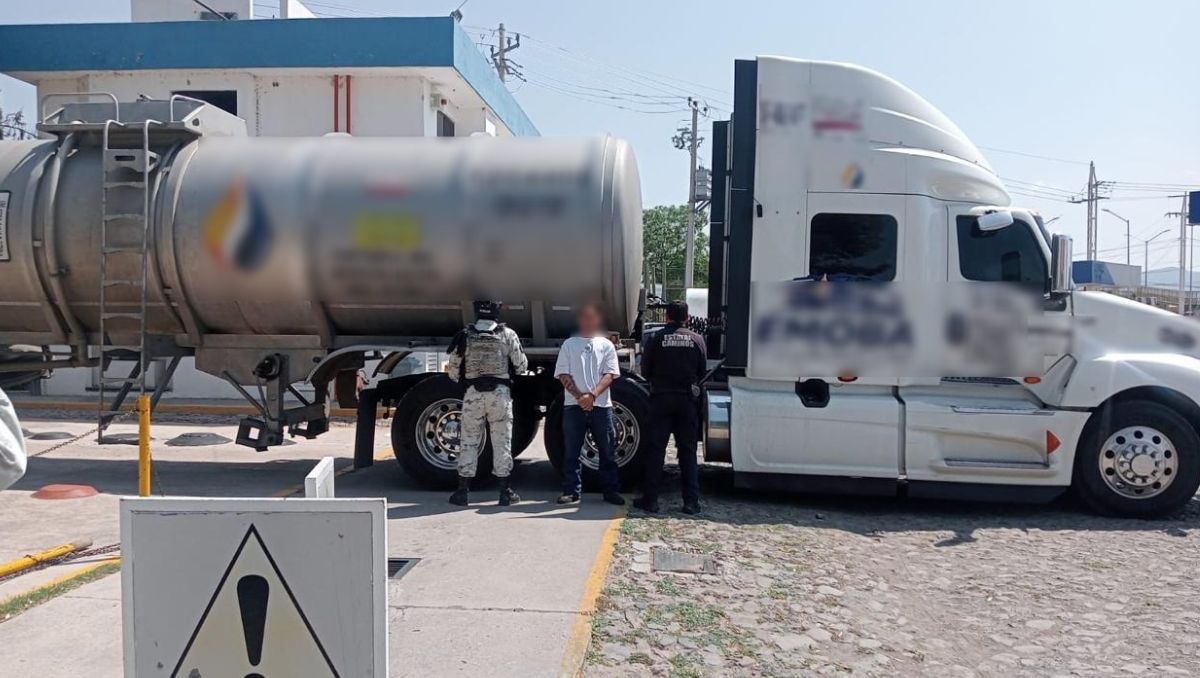 Celaya: Aseguran tractocamión con más de 34 mil litros de hidrocarburo