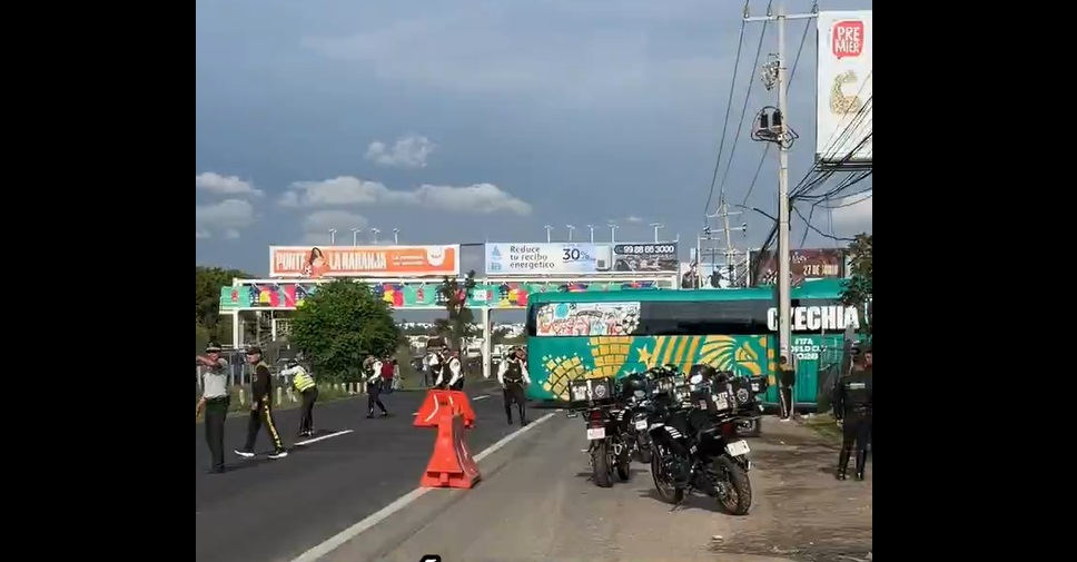 El autobús quedó varado antes de llegar a la Sports Arena. (Tomada de redes sociales)