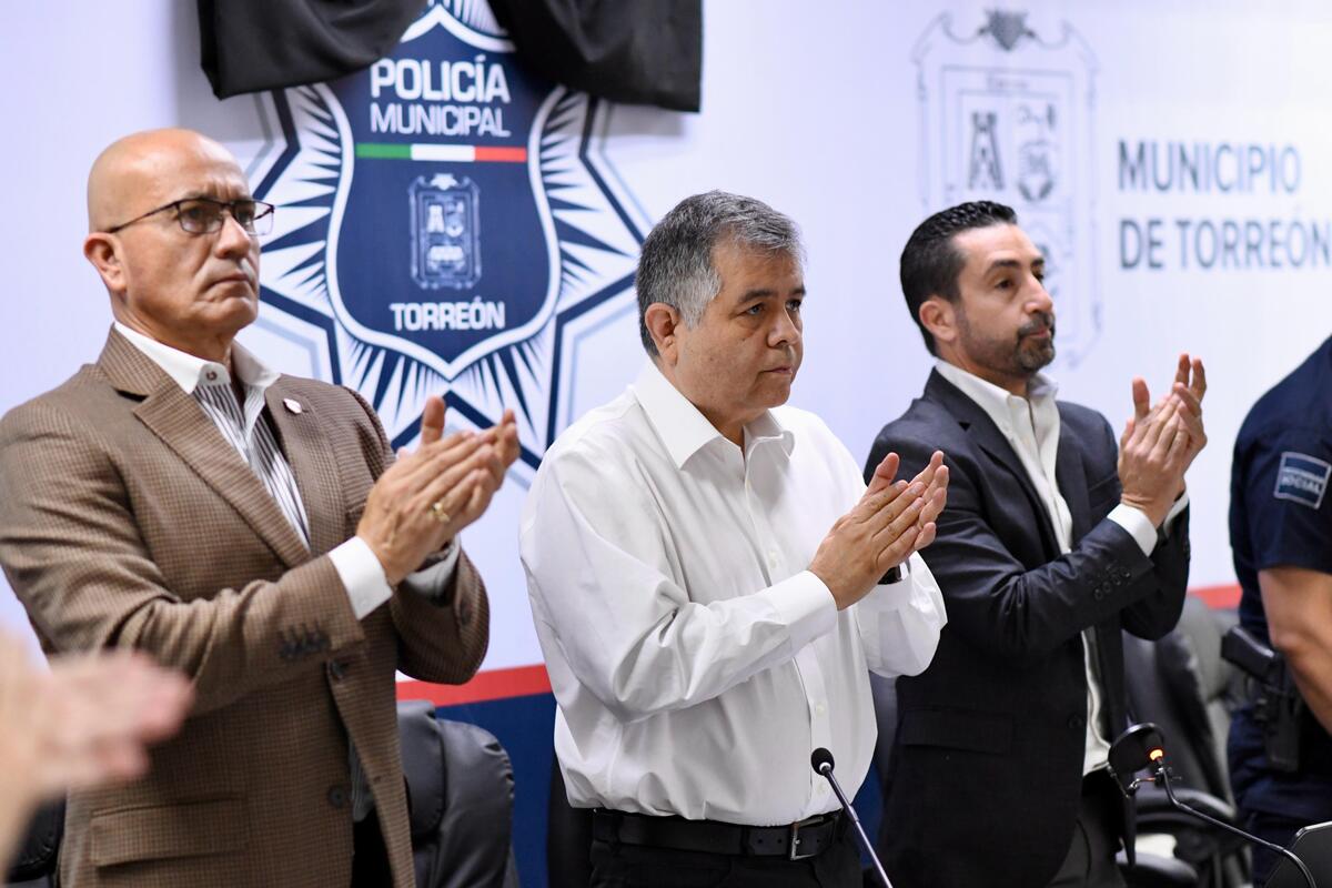Autoridades dedicaron un minuto de aplausos en memoria del alcalde de Torreón y refrendaron su compromiso con el municipio.| Especial.