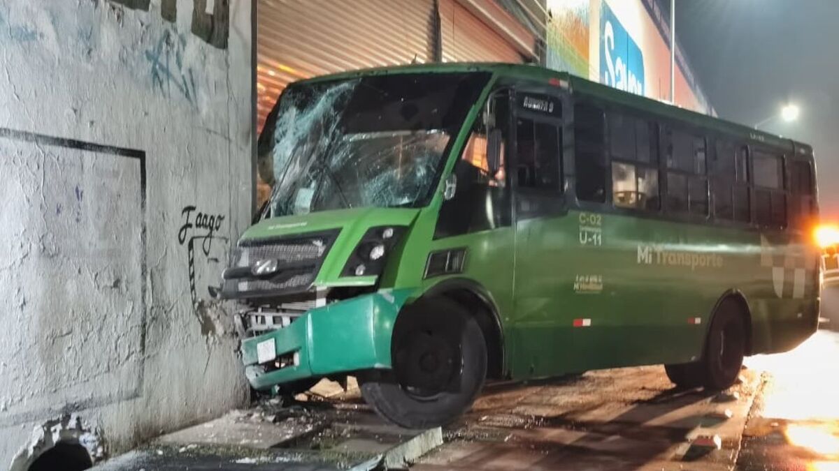 Camión de transporte público choca contra negocio en Periférico Norte (Javier León)
