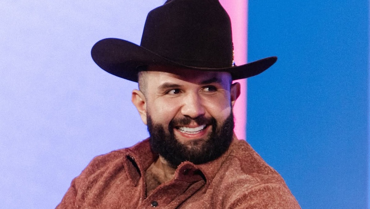 Carín León reacciona a su participación en el álbum Mundial 2026. | FOTO: Carín León