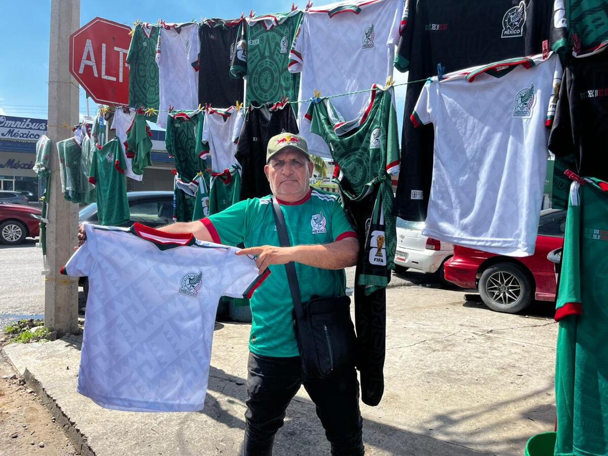 Comerciantes reportan alta demanda de playeras, banderas y artículos alusivos a la Selección Mexicana previo al Mundial 2026.