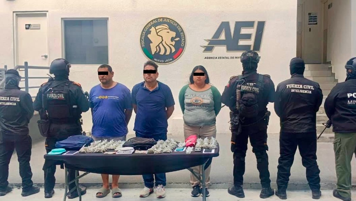 Los detenidos portaban dosis de mariguana, envoltorios de cristal y cocaína en piedra. Foto: Especial