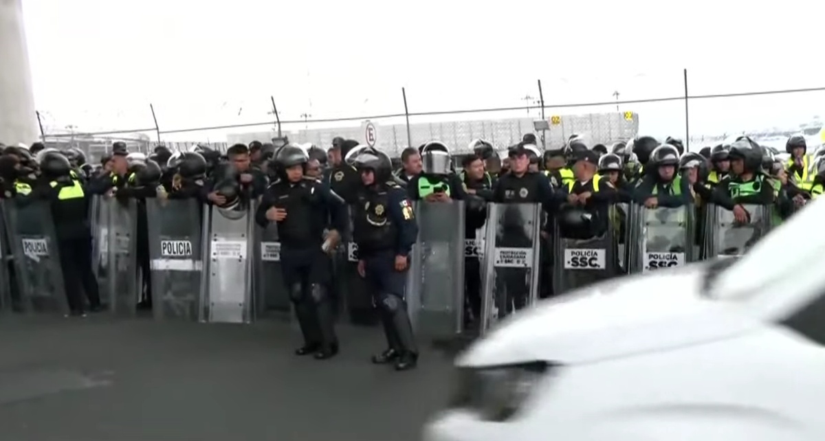 Elementos del AICM blindan el AICM ante el arribo de manifestantes. | Especial