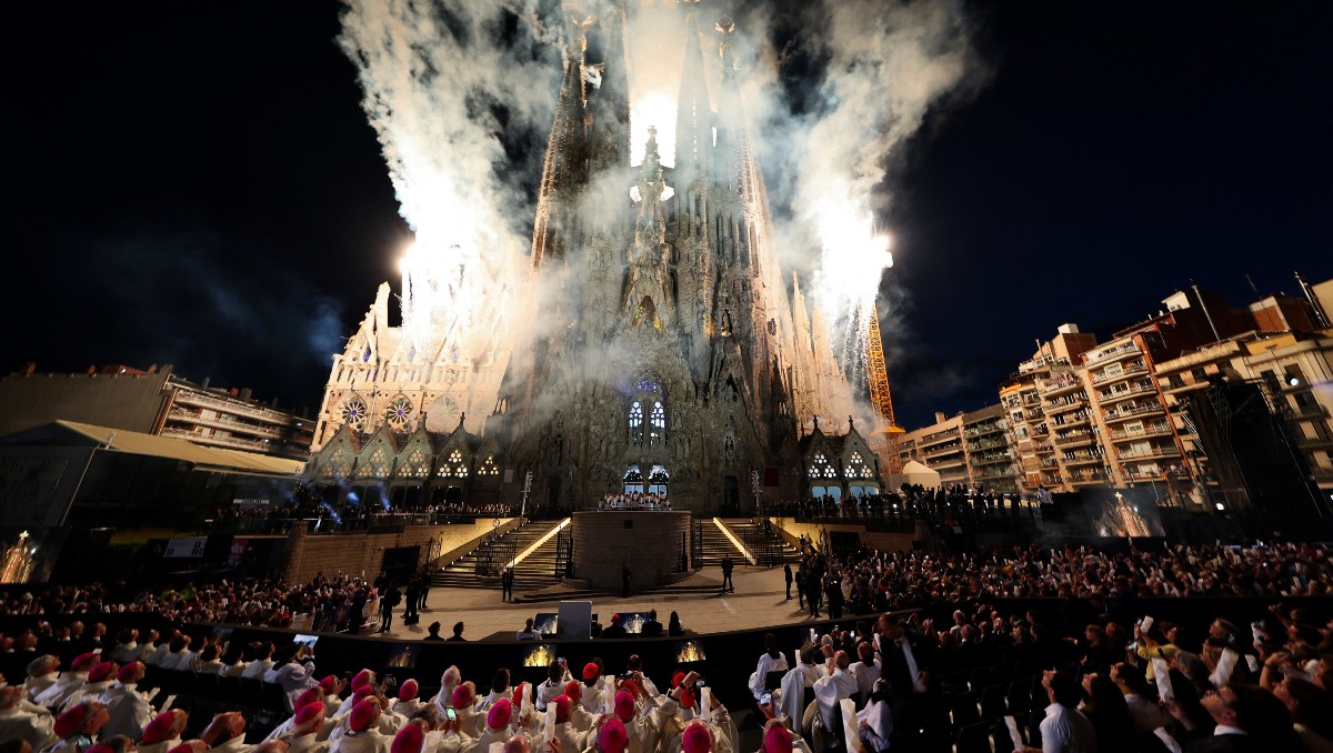 Fuegos artificiales estallan durante la inauguración de la Torre de Jesucristo en la Basílica de la Sagrada Familia. | Reuters