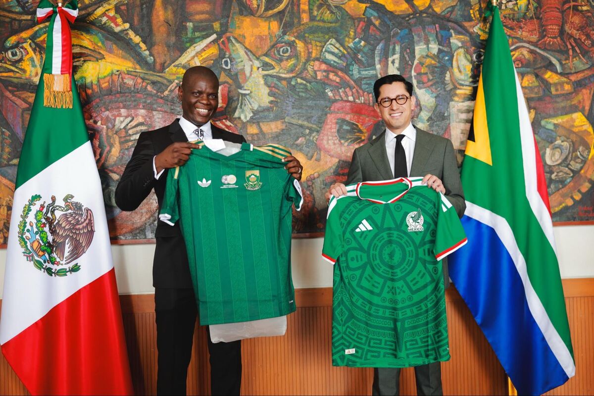 Los dos funcionarios intercambiaron playeras de sus respectivas selecciones. | Foto: X (@r_velascoa)