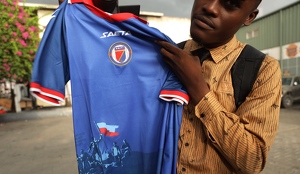 Selección de Haití cambiará el diseño de su jersey para el Mundial luego de que FIFA solicitara el cambio por incluir temas políticos.