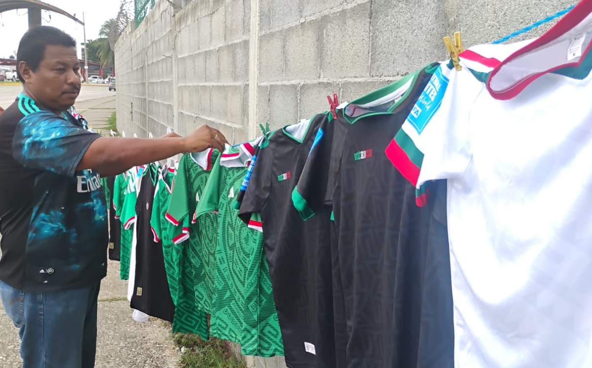 La historia detrás del puesto de playeras en el sur de Tamaulipas que ha sobrevivido a ocho Copas del Mundo. | Foto: Sergio Sánchez