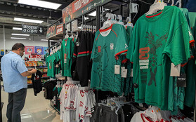 En La Laguna las tiendas han tenido un gran flujo de aficionados que buscan la camiseta para estrenarla este jueves.