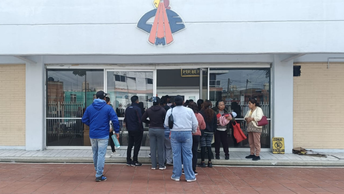 Largas filas, horas de espera y permisos en el trabajo: padres de familia enfrentan dificultades para solicitar cambio de escuela | Nancy Camacho