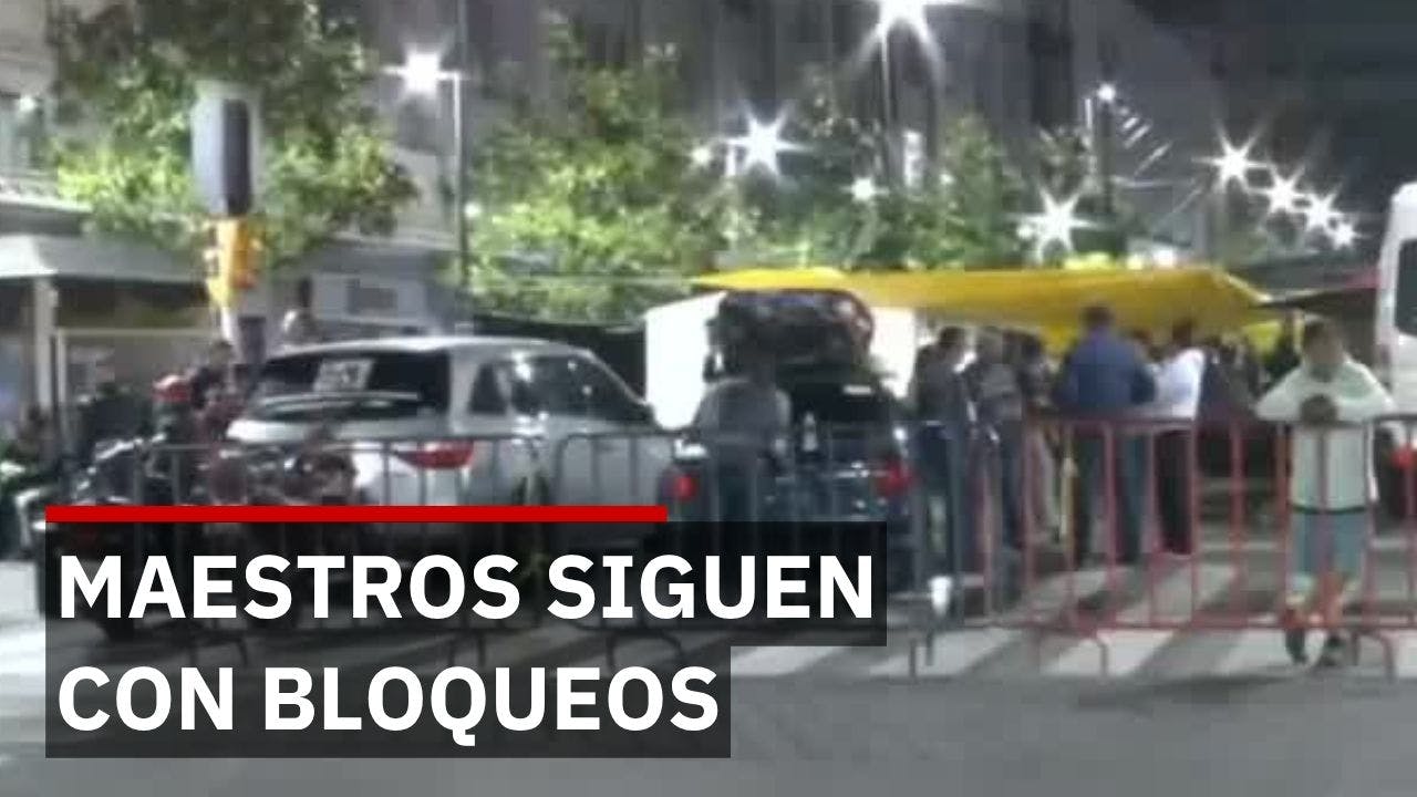 Maestros bloquean el Zócalo mientras preparan Fan Fest a metros de distancia para el Mundial 2026