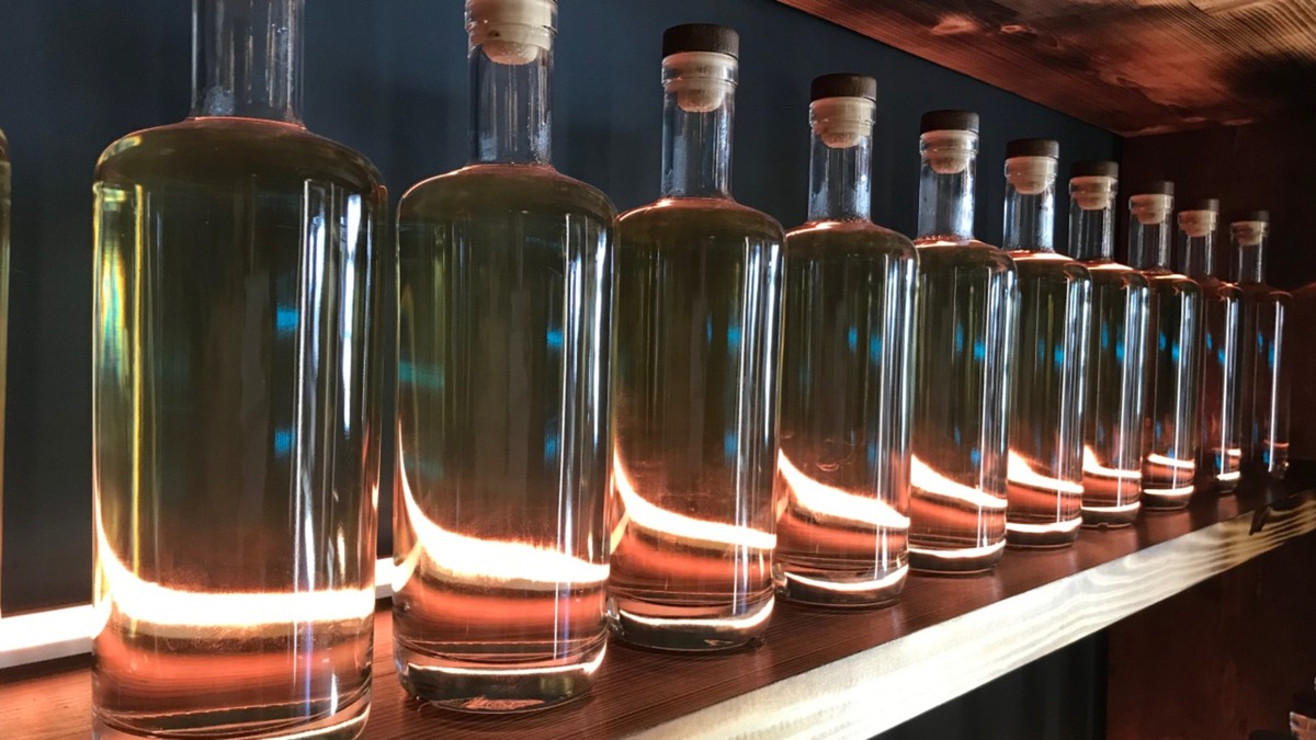Las mafias del alcohol adulterado reciclan botellas de marcas de alta gama y clonan los marbetes de Hacienda con códigos QR falsos. | Especial.
