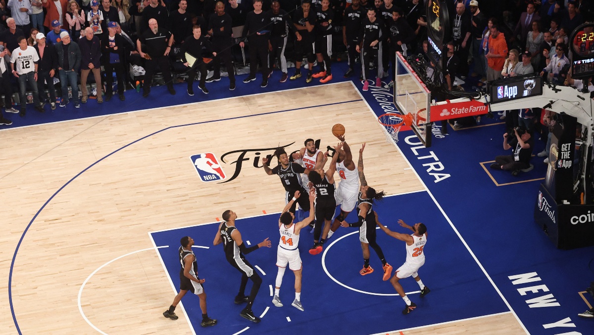 New York Knicks remontan a San Antonio Spurs y se ponen a una victoria de la gloria en NBA (AFP)
