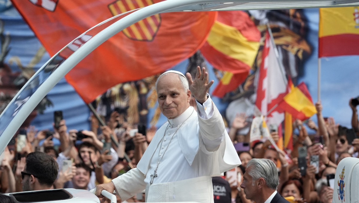 El papa León XIV saluda a su llegada para oficiar la Santa Misa en la Basílica de la Sagrada Familia. | AFP