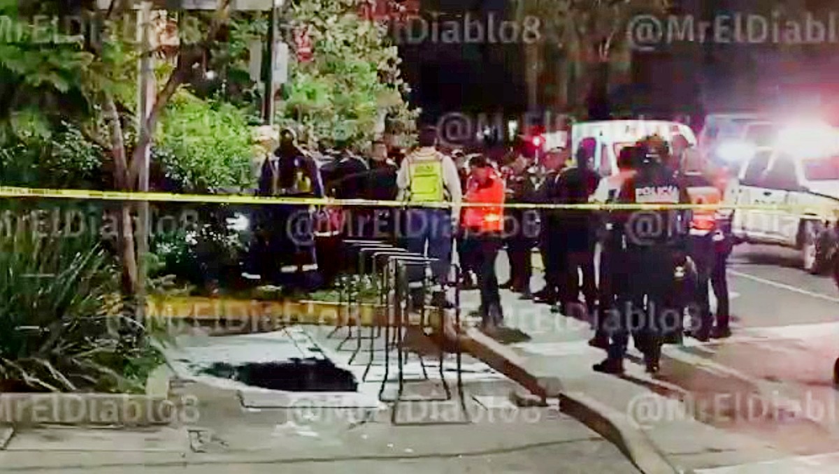 Las personas fueron atacadas por motociclistas y sus cuerpos quedaron al interior del vehículo. | Foto: Jorge Becerril