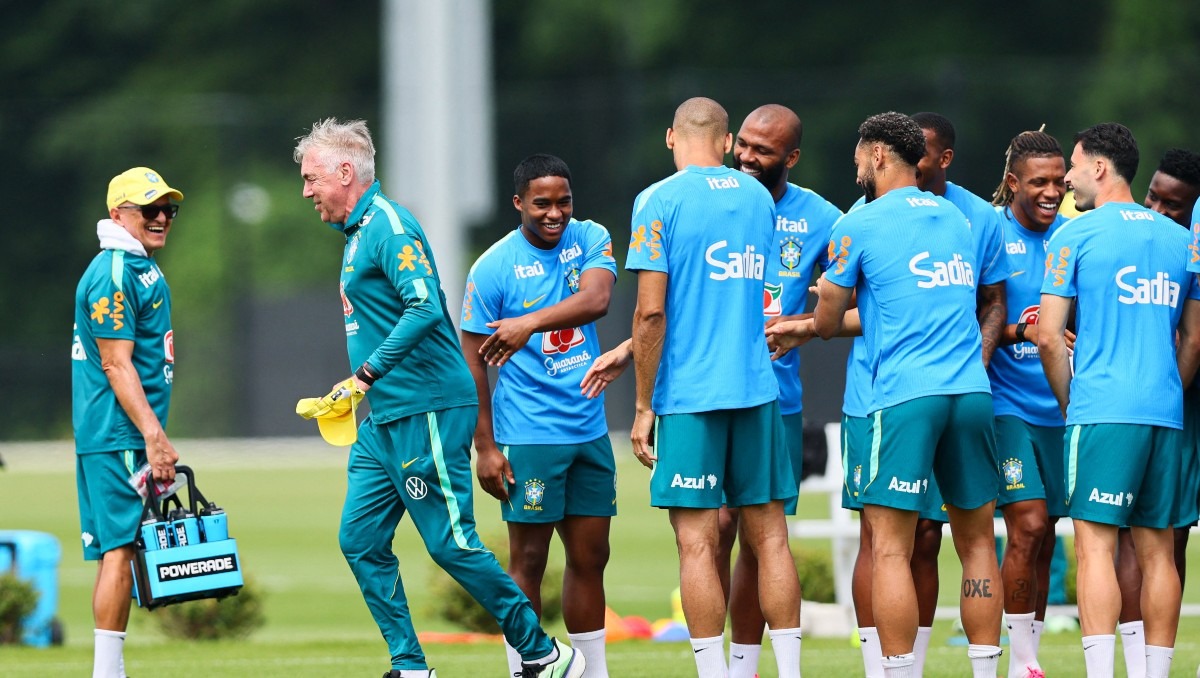 Selección brasileña celebra el cumpleaños de Carlo Ancelotti previo a su debut en el Mundial (Reuters)