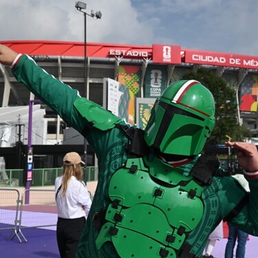 Aficionado luce traje mexicano al estilo 'Mandalorian' en su llegada al Estadio Ciudad de México.
