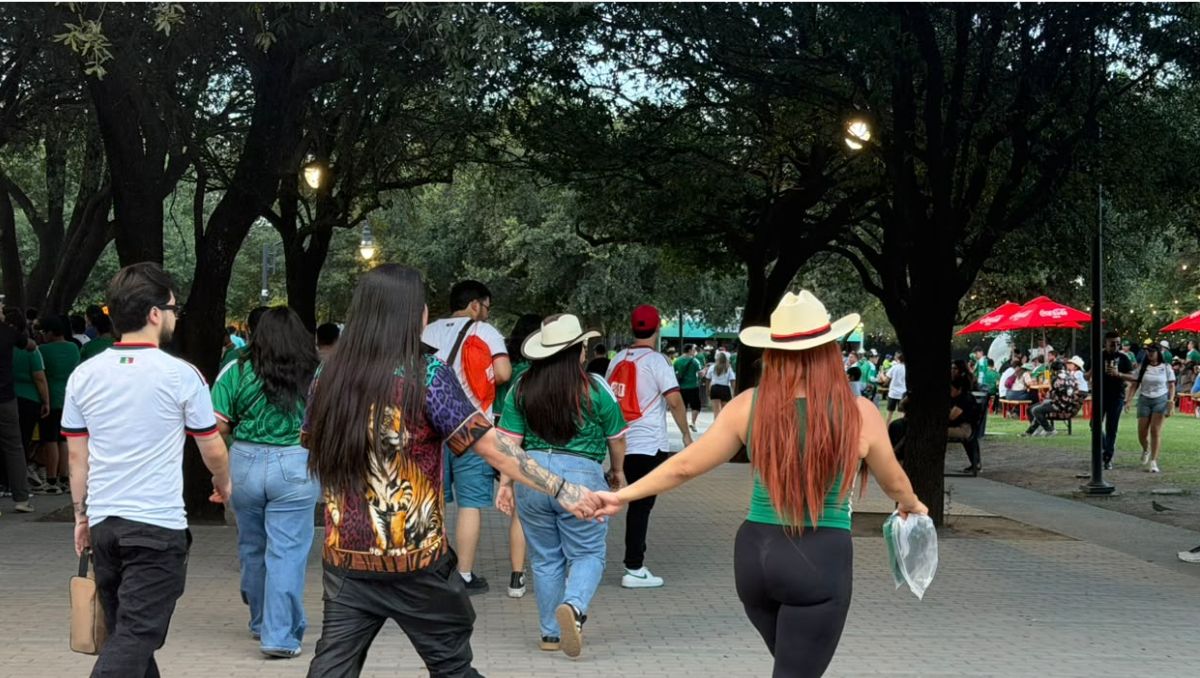 Aficionados disfrutan del Fan Fest en Parque Fundidora. | Mayte Villasana