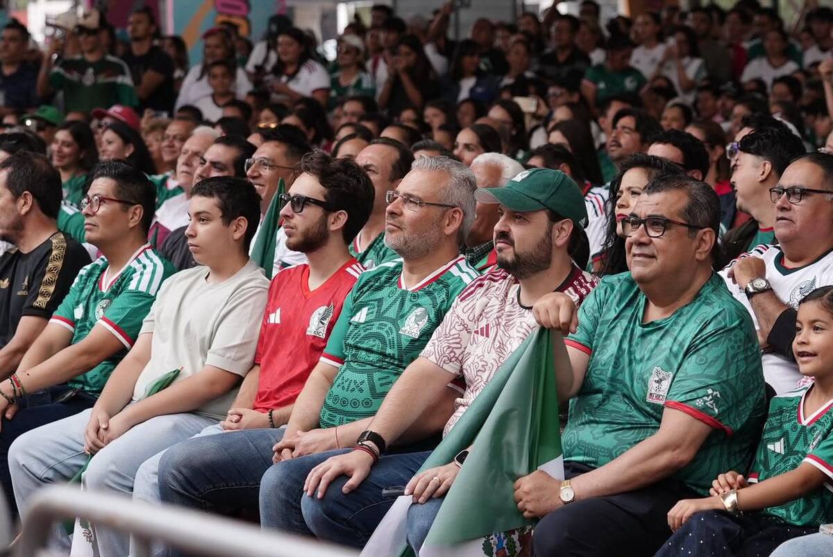 Aficionados disfrutan del Jalo Futbolero durante la transmisión del Mundial en Michoacan.