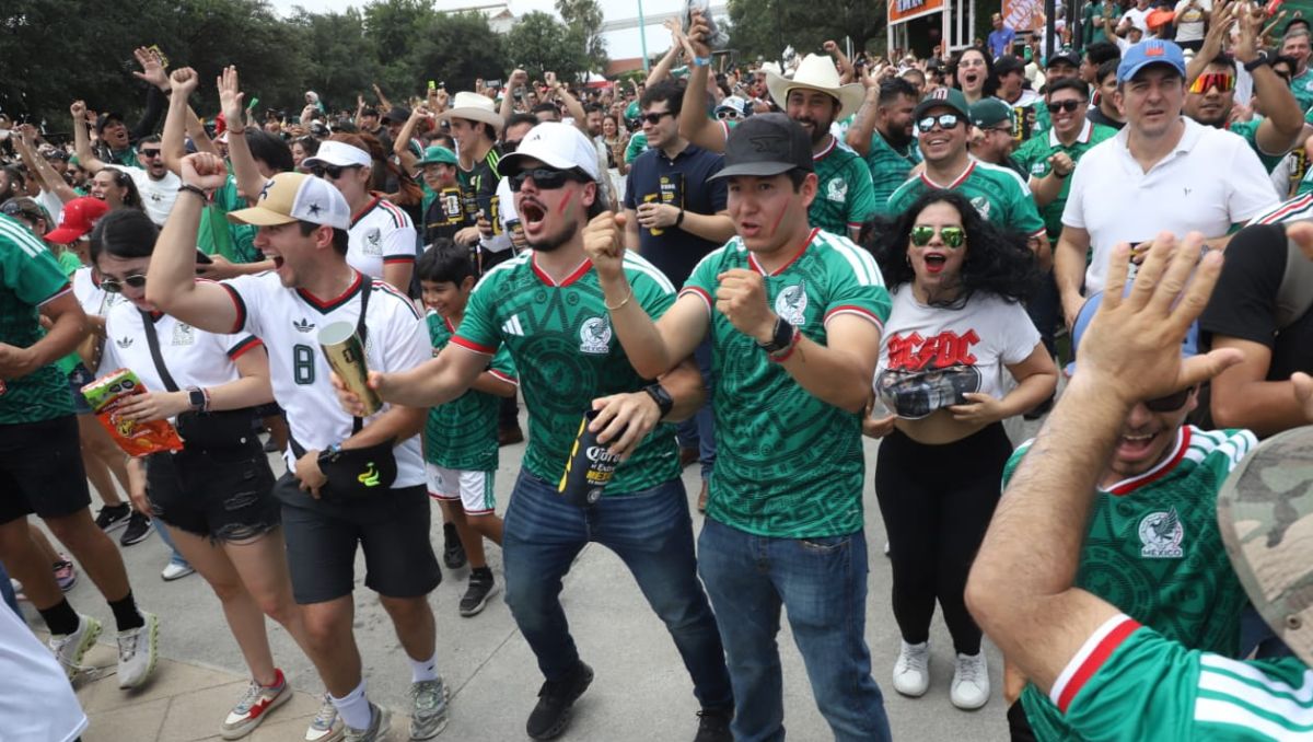 Aficionados mexicanos viven primer partido del Mundial desde el Fan Fest Fundidora. | Luis Guerra
